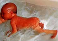 Babyy in Badewanne