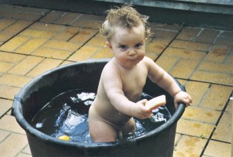Stephan beim Baden auf dem Balkon ..